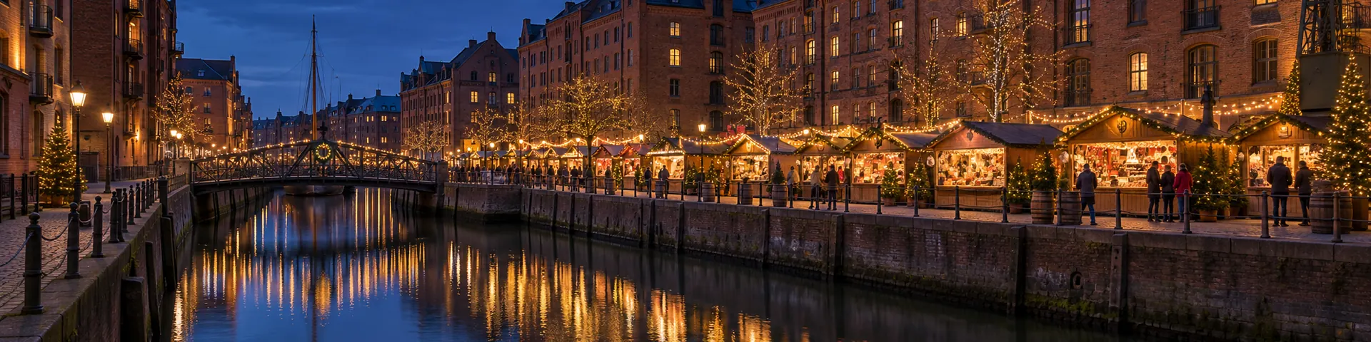 Beleuchtete Weihnachtsbuden am Ufer eines Fleets zwischen Backsteinspeichern, Lichter spiegeln sich im Wasser